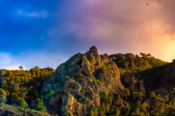 Montaña en parque natural al atardecer