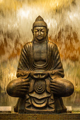 Buda dorado frente a cascada de agua dorada