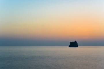 Naklejka na ściany i meble Morgendämmerung über den Liparischen Inseln im Mittelmeer
