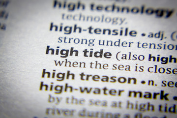 Obraz premium Word or phrase High tide in a dictionary.