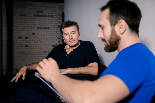Mann in einem gespr&auml;ch