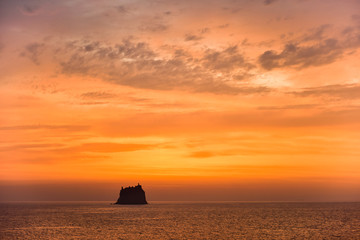 Morgendämmerung über den Liparischen Inseln im Mittelmeer