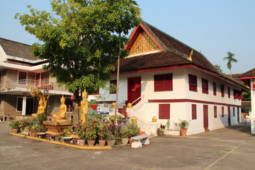 Obraz premium świątynia buddyjska (Wat May Souvannaphouma) w luang prabang (laos)