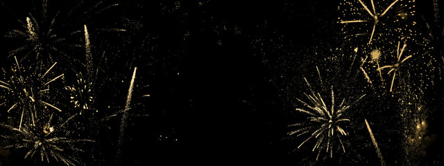 Goldenes Feuerwerk auf schwarzem Hintergrund-abstrakter Hintergrund, Banner für Silvester und Neujahr oder Geburtstag - obrazy, fototapety, plakaty