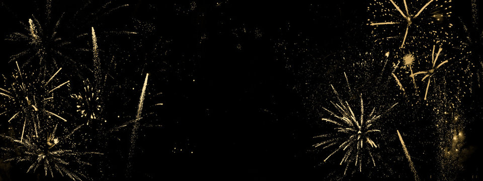 Goldenes Feuerwerk auf schwarzem Hintergrund-abstrakter Hintergrund, Banner für Silvester und Neujahr oder Geburtstag