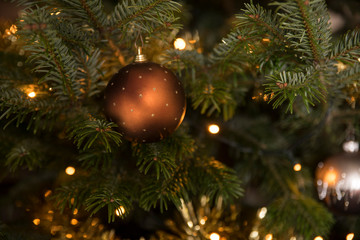 Obraz na płótnie Canvas golden christmas ball in the tree