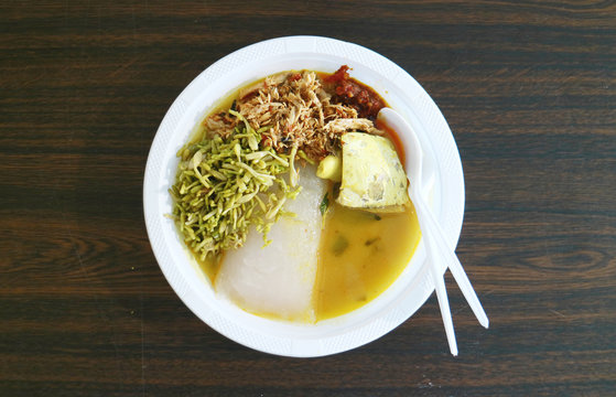 Papeda, saute papaya flowers and shredded fish. Papuan food (Indonesian).