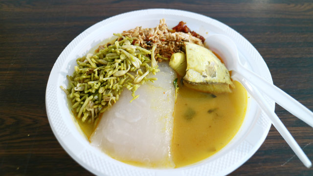 Papeda, saute papaya flowers and shredded fish. Papuan food (Indonesian).