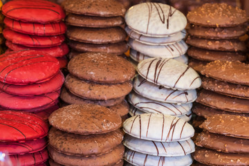 Bunte Lebkuchen auf dem Weihnachtsmarkt in Nürnberg/Deutschland
