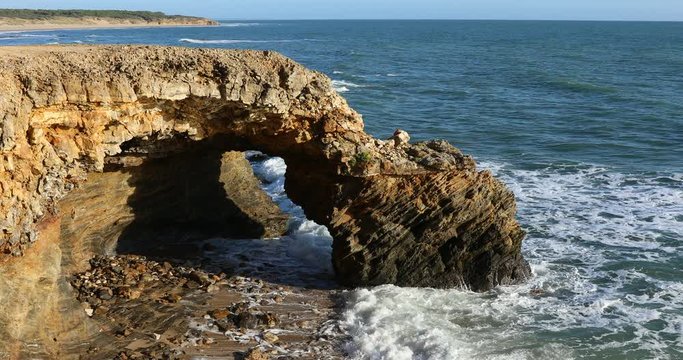 Arche rocheuse sur la c&ocirc;te de la pointe du Payr&eacute; &agrave; Jard-sur-Mer (Vend&eacute;e, France)