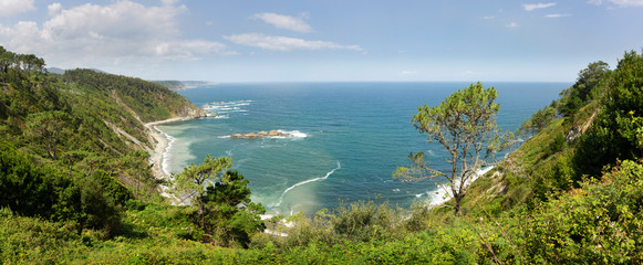 Fototapeta na wymiar Vista panorámica de la playa de La Atalaya desde el mirador de La Atalaya en Muros de Nalón, Asturias, España.