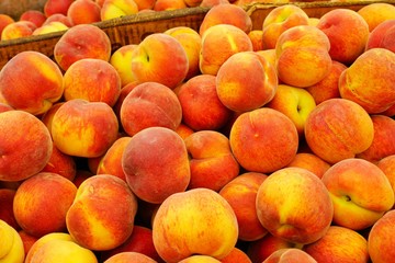 Fototapeta na wymiar Fresh peaches at a farmers market