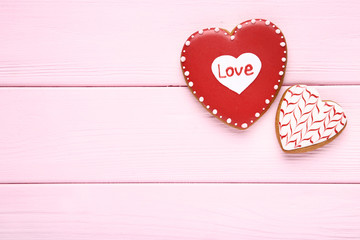 Obraz premium Valentine day heart shaped cookies on pink wooden table