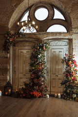 Fototapeta na wymiar decor of the wedding ceremony. classic candles flowers wedding arch