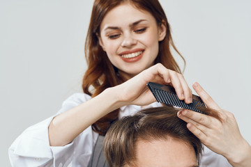 Naklejka premium woman combing her hair with hairbrush