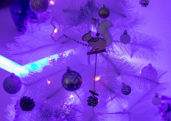 Sapin de Noël, boules, guirlande,animaux, neige, blanc, néon