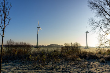 Windkraftrad am frostigen Morgen im Herbst