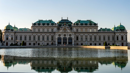 Fototapeta na wymiar Palazzo di Vienna riflesso nella fontana