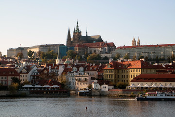 Obraz premium Wełtawa i Zamek Praski w oddali