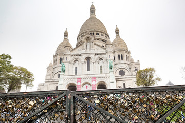 les cadenas des amoureux devant le sacré coeur de Paris