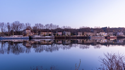 Fototapeta premium Neuville sur saone au petit matin