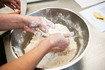 Kekse und Plätzchen backen in einer Bäckerei, Handwerk, Teig kneten