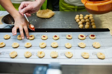 Foto op Canvas Kekse und Plätzchen backen in einer Bäckerei, Handwerk © Robert Poorten