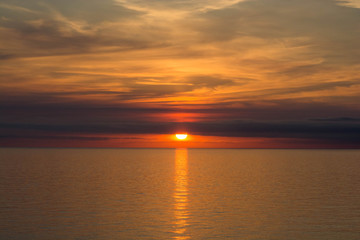 Fototapeta na wymiar 静かな海に沈む夕陽