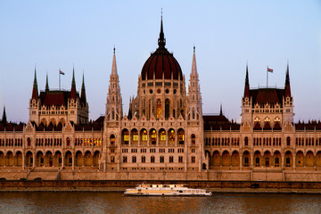 Obraz premium Budapest, Hungary: Scenic View of the Parliament and the Danube River