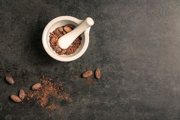 Herstellung von Kakaopulver in einem Mörser