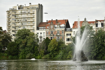 Le lac du square Marie-Louise et sa fontaine majestueuse contrastant avec le paysage urbain à Bruxelles