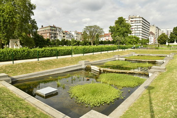 Trois pièces d'eau en cascade dans l'allée verte entre les squares Marie-Louise et Ambiorix à Bruxelles