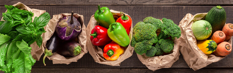 Collage van milieuvriendelijke en biologische groenten in papieren zakjes