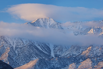 Obraz premium Winter landscape at sunrise of the Eastern Sierra Nevada Mountains in fog, Lone Pine, California, USA