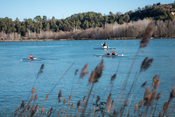 Piraguas y canoas en un lago azul en Banyoles