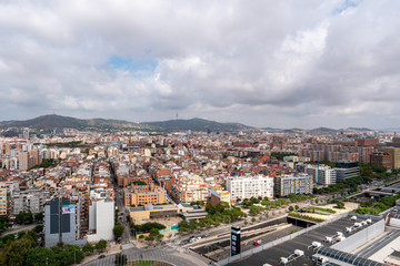 Obraz premium Vista aérea de Hospitalet y Barcelona desde oficina vacía