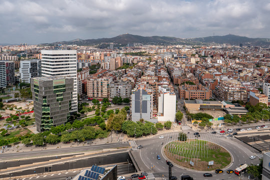 Vista a&eacute;rea de Hospitalet y Barcelona desde oficina vac&iacute;a