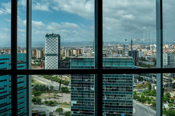 Vista aérea de Hospitalet y Barcelona desde oficina vacía