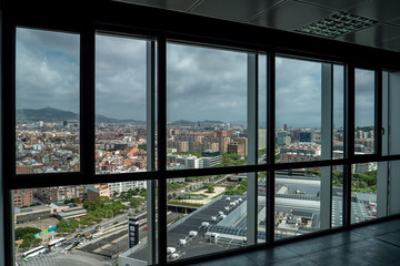 Fototapeta na wymiar Vista aérea de Hospitalet y Barcelona desde oficina vacía