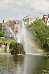 Fototapeta na wymiar L'arc-en-ciel dans la fontaine du lac au square Marie-Louise à Bruxelles