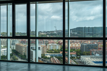 Vista aérea de Hospitalet y Barcelona desde oficina vacía