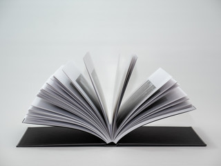 Libros sobre fondo blanco