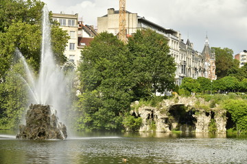La fontaine majestueuse et la fausse grotte en rocaille au square Marie-Louise à Bruxelles