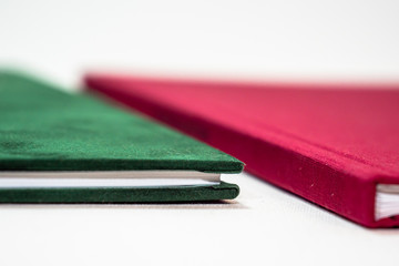 Libros sobre fondo blanco