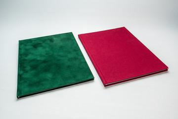 Libros sobre fondo blanco