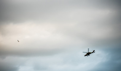 Exhibición de aviones sobre el mar en Barcelona