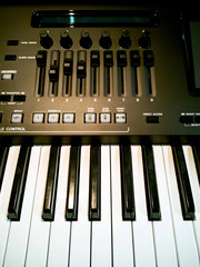 Sintetizzatore musicale, tastiera e cursori e potenziometri, arrangiatore per musicisti e elaborazioni suoni
