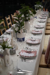 Lange gedeckte Tafel zum Essen und gemeinsamen Speisen