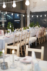 Lange gedeckte Tafel zum Essen und gemeinsamen Speisen