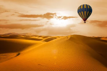 Fotobehang Woestijn en luchtballon Landschap bij zonsopgang. Reizen, inspiratie, succes, droom, vluchtconcept © Kotangens